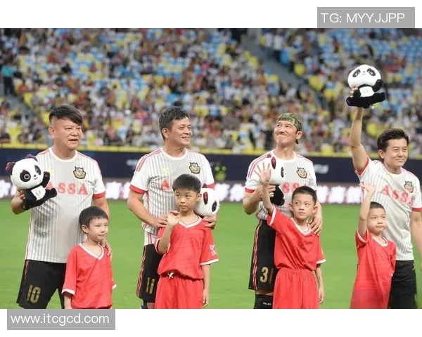 洛的足球传奇之路：从青涩少年到世界明星的成长故事